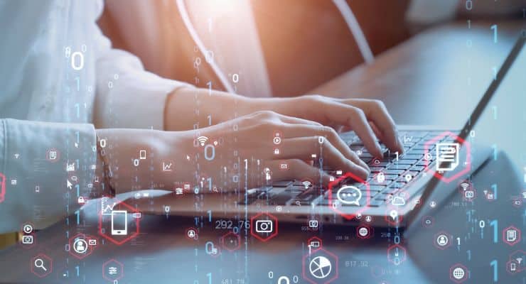 Mãos digitando em um teclado com elementos de dados e integração, ilustrando como o Cloud Laker acelera e automatiza processos em um Data Lake Serverless.