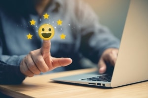 Pessoa interagindo com interface digital de atendimento ao cliente com personalização