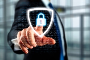 Profissional protegendo dados com segurança cibernética e conformidade regulatória