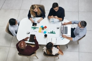 Equipe reunida tomando decisões estratégicas com base em dados e dashboards
